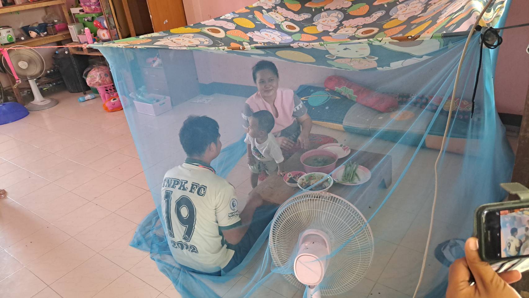 ราชบุรี ชาวบ้านสุดทน ฟาร์มเป็ดนครปฐม ทำแมลงวันจำนวนมากบุกบ้าน จนต้องกางมุ้งกินข้าว
