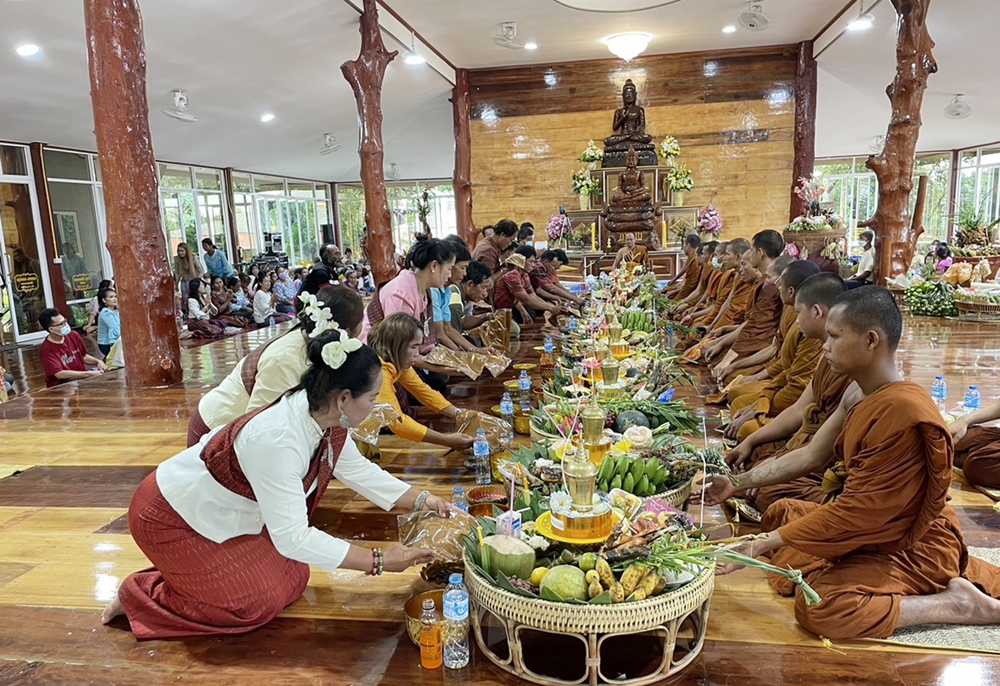 สารทเดือนสิบ!! ชาวตำบลสะเดาเชื้อสายเขมร จัดขบวนแห่ "เฌอแซนโฎนตา" ส่งเสริมประเพณี