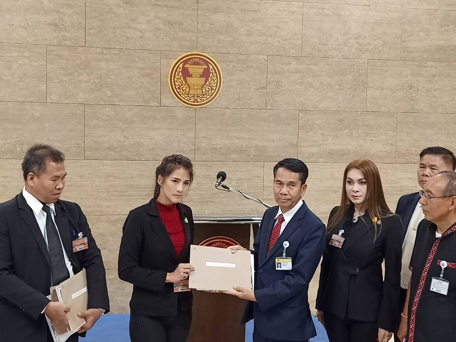  “นักแข่งรถสาว” ร้อง "ปธ.วิปฝ่ายค้าน"  ขอคุ้มครอง หลังถูกขู่เอาชีวิตจากแก๊งร่วมลงทุน 