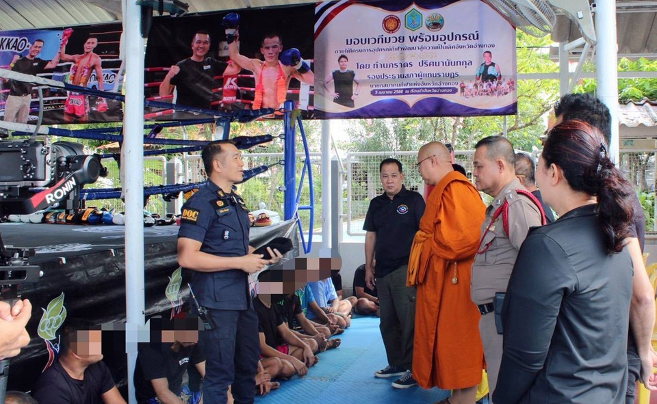 "หลวงพี่น้ำฝน" นำอดีตนักมวยดังเยี่ยมเรือนจำอ่างทอง ให้โอวาท–สอนมวยไทยผู้ต้องขัง