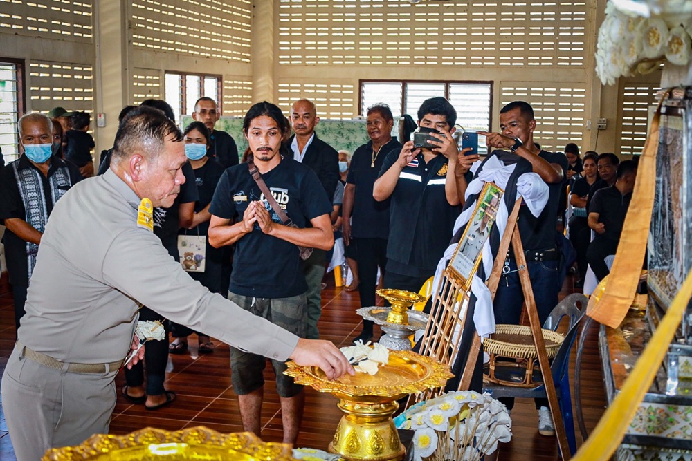 เลขาธิการ ศอ.บต. ร่วมไว้อาลัย 2 ผู้เสียชีวิต จากเหตุลอบยิงพื้นที่รือเสาะ