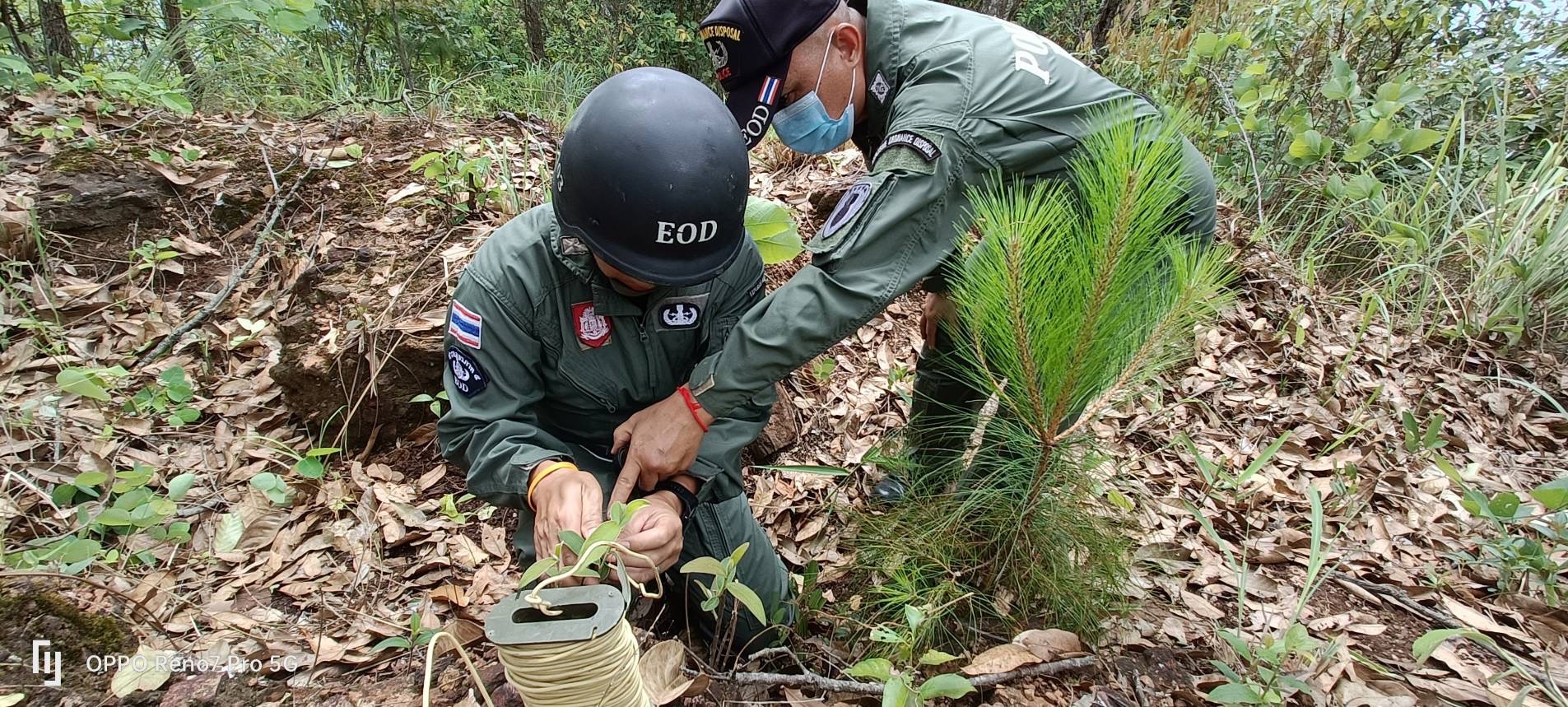 ชาวบ้านร่มฟ้าไทยหาของป่าผวาเจอทุ่นระเบิด  หลังตรวจสอบพบหมดอายุเร่งจนท.เก็บกู้ 