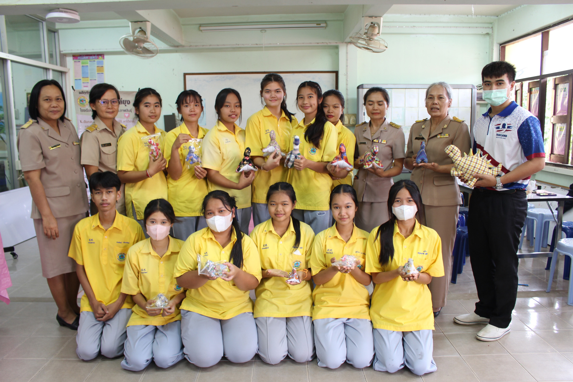 โรงเรียนสหัสขันธ์ศึกษาสนับสนุนเด็กสร้างรายได้ทำงานแฮนด์เมดโชว์อัตลักษณ์ไดโนเสาร์ไว้จำหน่ายนักท่องเที่ยว  