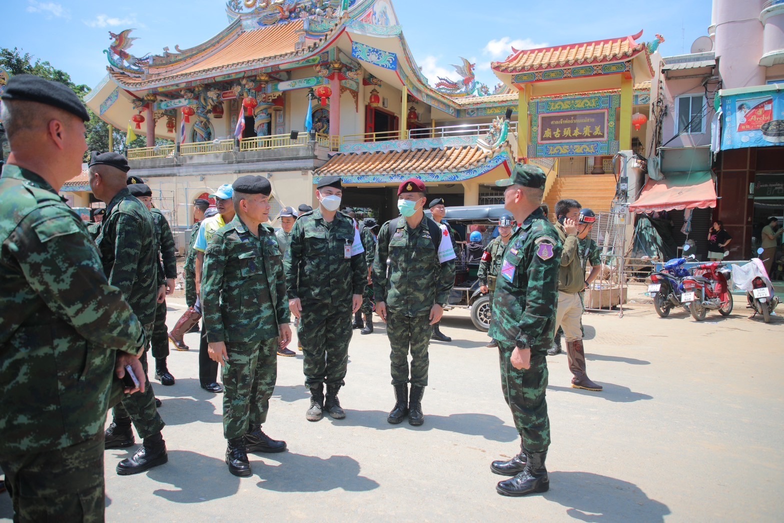 ผบ.ทบ. ลงพื้นที่แม่สายสั่งการหน่วยทหารช่างเร่งฟื้นฟู พร้อมเยี่ยมกำลังพล  ค่ายเม็งรายมหาราช มอบถุงยังชีพช่วยอุทกภัย