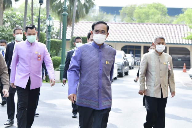 “บิ๊กตู่”  สีหน้าเครียด เข้าประชุมครม. ด้าน“บิ๊กป้อม” ประชุมที่มูลนิธิป่ารอยต่อฯ  ขณะที่ร้านอาหารในทำเนียบฯ ปิดเงียบหลังมีญาติติดโควิด