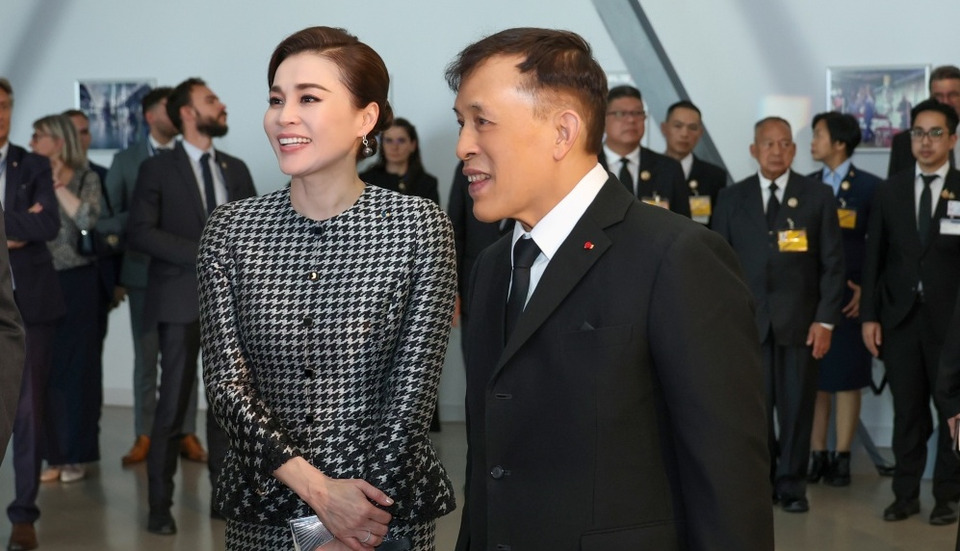 ในหลวง-พระราชินี ทรงทดลองบินเครื่องจำลองการบินเสมือน ณ เมืองตูลูส ฝรั่งเศส