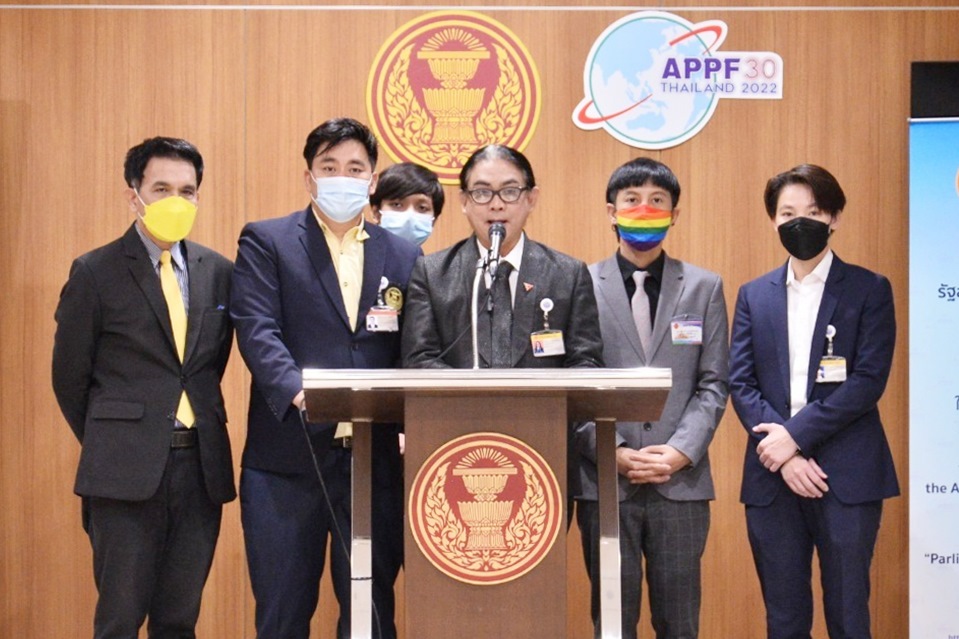 "ธัญวัจน์" แฉมีส.ส.บางพรรคจ้องตีตกร่างสมรสเท่าเทียม