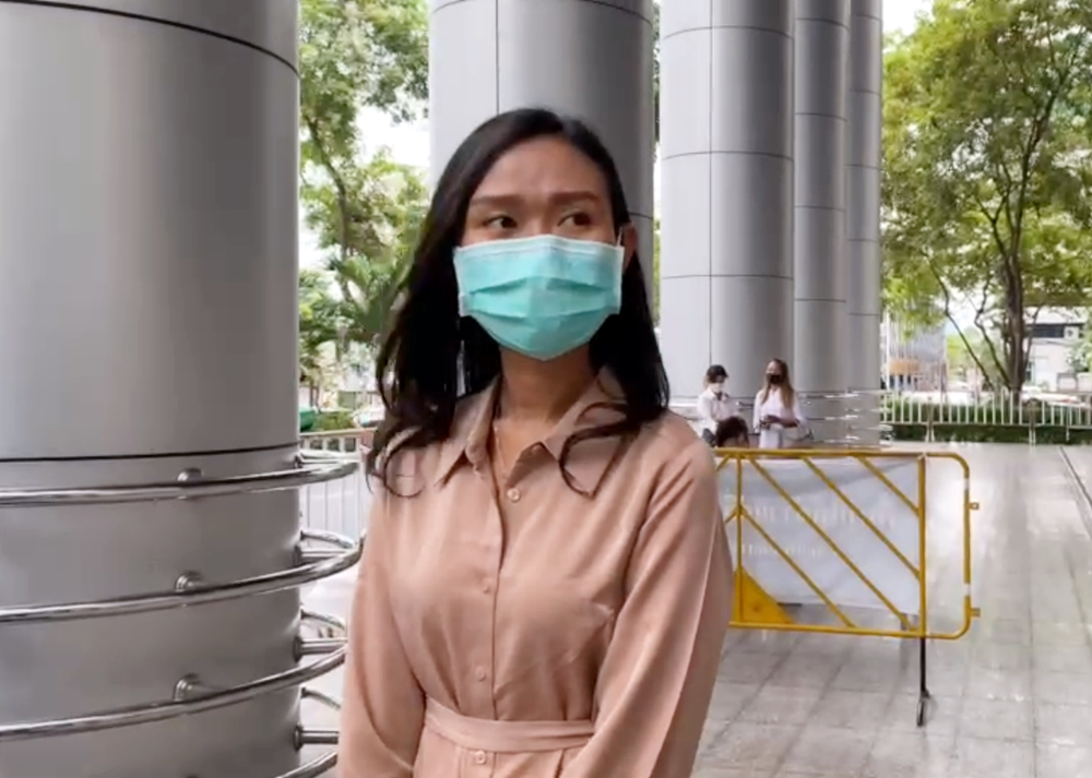 "ลูกเกด-ชลธิชา" ควงทนายขึ้นศาล หลังถูกเรียกไต่สวนคดี โพสต์ยื่นจดหมายเรียกร้องปฏิรูปสถาบัน