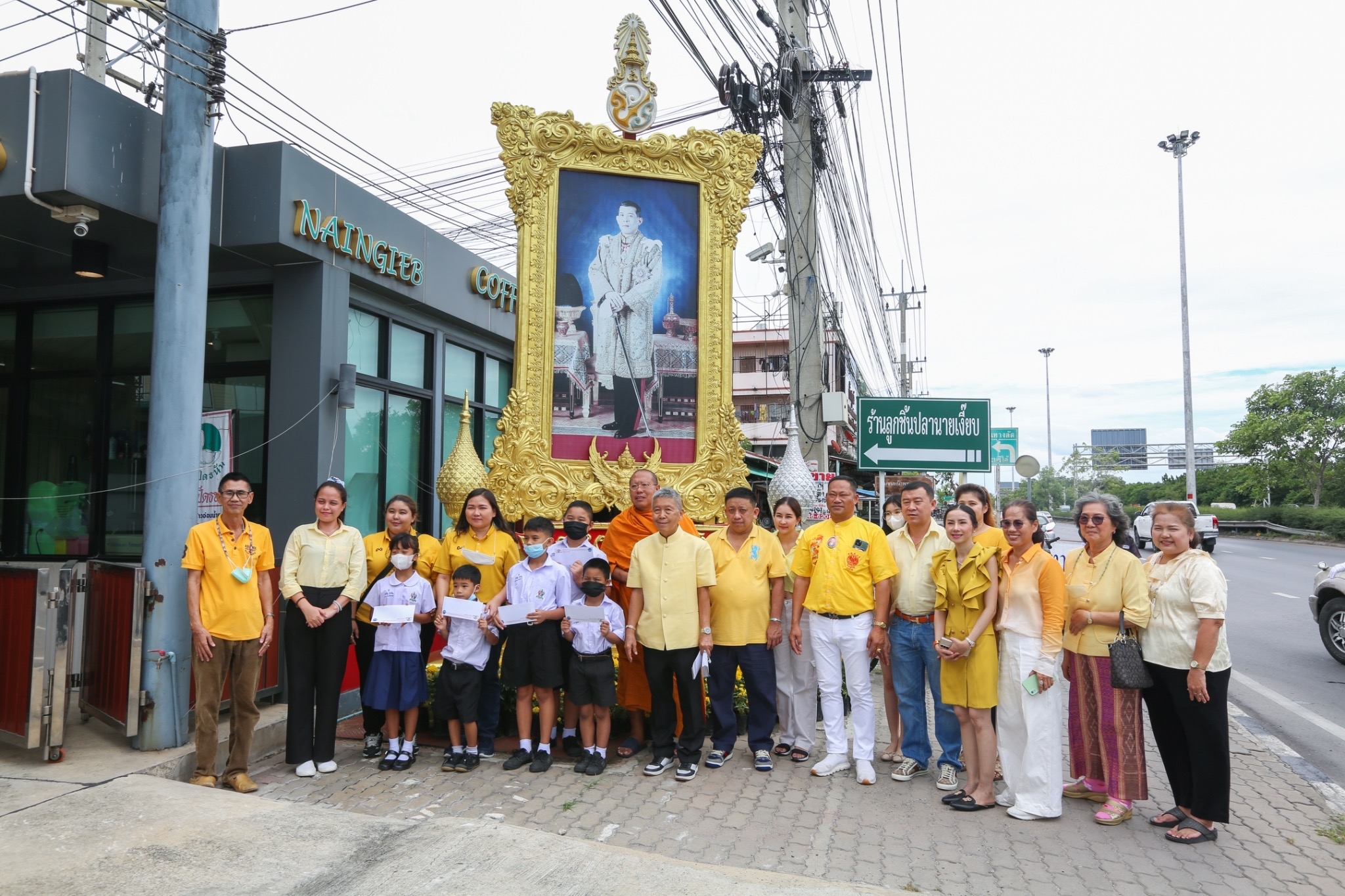 เจ้าสัวเงี๊ยบ ปิดร้าน เปิดทานฟรี ตลอดวัน แจกทุน นร.101 ทุน แสดงความจงรักภักดีในหลวง 