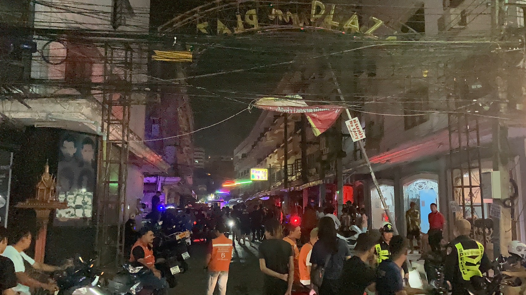 นทท.แตกตื่น เพลิงไหม้ห้องพัก กลางเมืองพัทยา ระทึกช่วยคนติดในห้อง