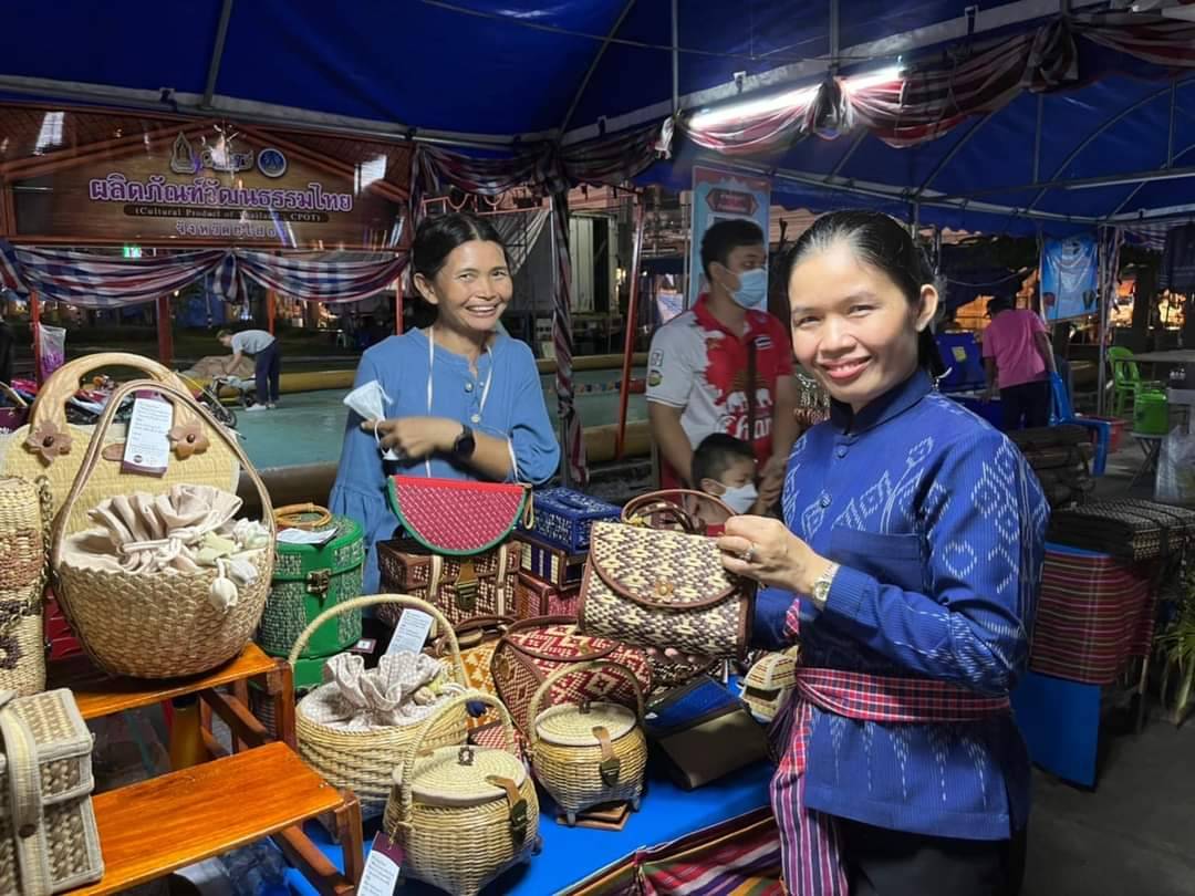 ปธ.สภาอบจ.ยโสธรเชิญชวนปชช.ซื้อสินค้าโอทอปเป็นของขวัญฝากเทศกาลปีใหม่