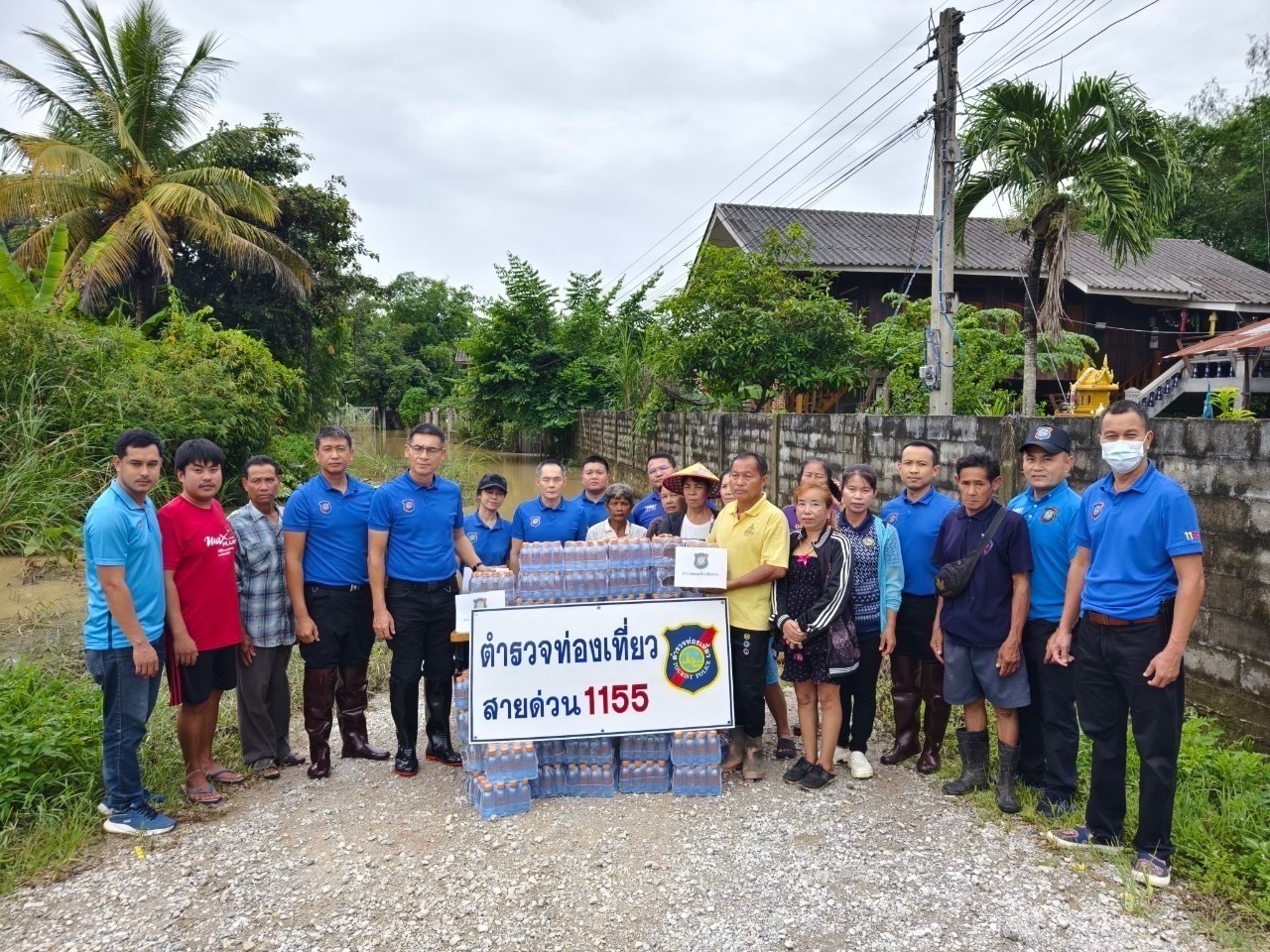 ตำรวจท่องเที่ยวเชียงราย มอบสิ่งของบรรเทาทุกข์ ผู้ประสบภัยน้ำท่วม