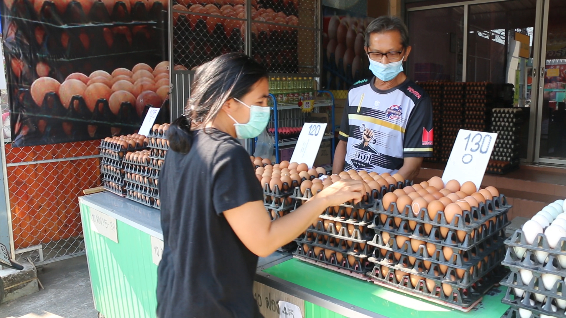 ไข่ไก่ขอนแก่นขยับขึ้นตามประกาศของสมาคมฯ ผู้ค้าคาด 2-3 สัปดาห์ราคาน่าจะปรับลดลง