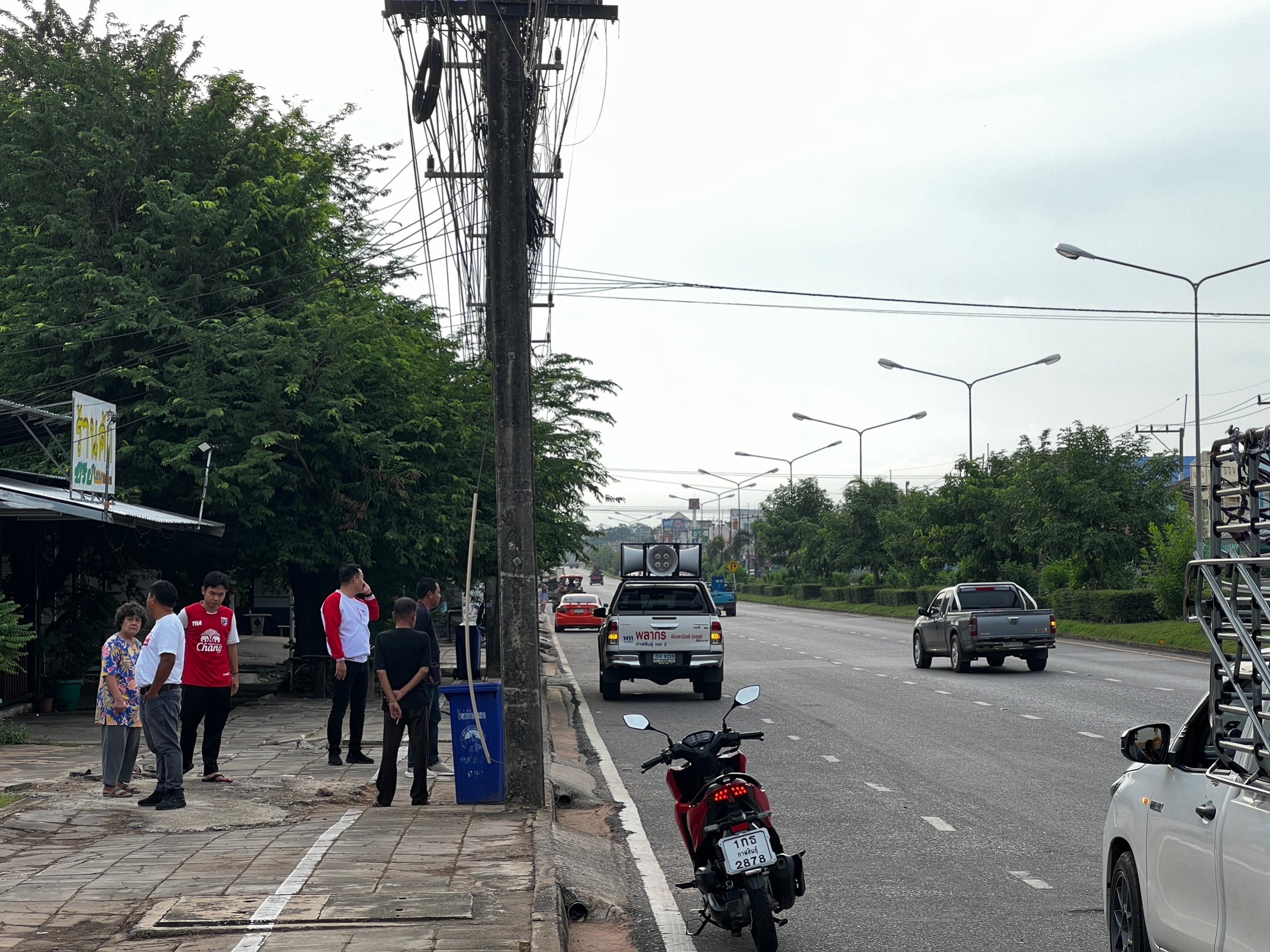 เด็กสาวเป็นลมชักกลางถนน ทำรถเบรกกระทันหันโชคดีไร้อุบัติเหตุ