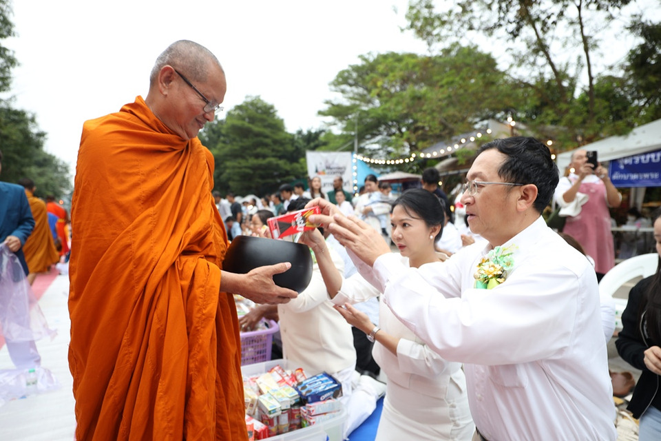 เขาใหญ่ตักบาตรพระ 1,000 รูป ต้อนรับปีใหม่ช่วยผู้ประสบภัยทั่วไทย