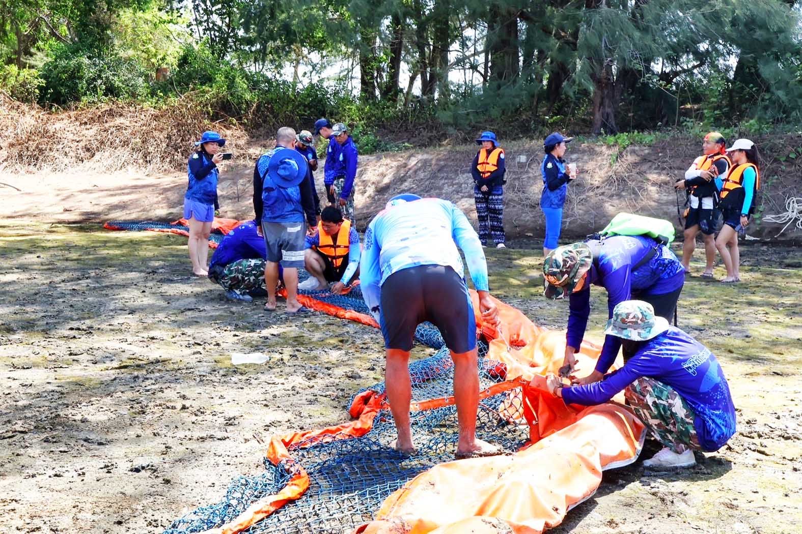อช.หาดวนกร ติดตั้งทุ่นดักขยะและเก็บซากอวนประมงป้องกันแนวปะการัง