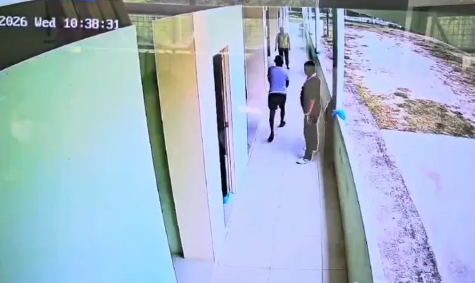 วงจรปิดจับนาทีเหตุยิง “ครูเปิ้ล” ในโรงเรียน ก่อนกลับบ้าน ตำรวจปิดล้อมกว่า 3 ชม. ยังเร่งเจรจา
