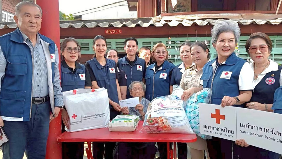 กาชาดสมุทรสาครมอบถุงยังชีพ ช่วยบรรเทาทุกข์ผู้ยากไร้ ผู้สูงอายุ ผู้พิการ 
