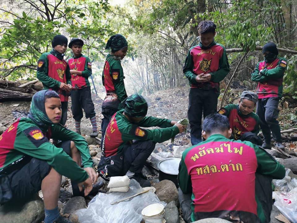 ยกย่องชุดเสือไฟสู้!! ทสจ.ตาก สู้ไม่ถอย 14 วันไม่ออกจากป่า ลุยดับไฟป่าปกป้องสัตว์ป่าหวั่นถูกคลอก