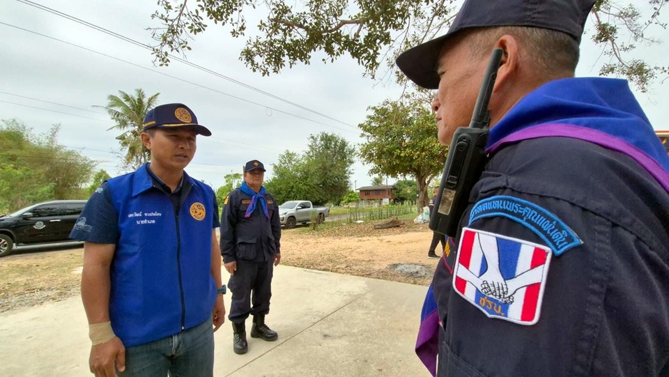 เสียงปืนยังดัง! นายอำเภอบ้านกรวด ลงพื้นที่กำชับ ชรบ.ตรวจเข้ม หลังผู้อพยพเริ่มทยอยกลับ