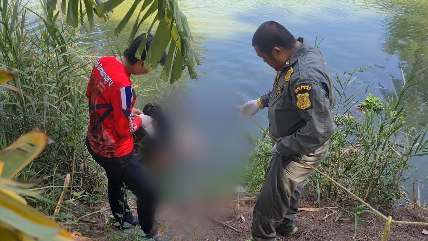  สลด! หนุ่มขาอ่อนแรง รับจ้างงมหอยหาปลาจมน้ำเสียชีวิต