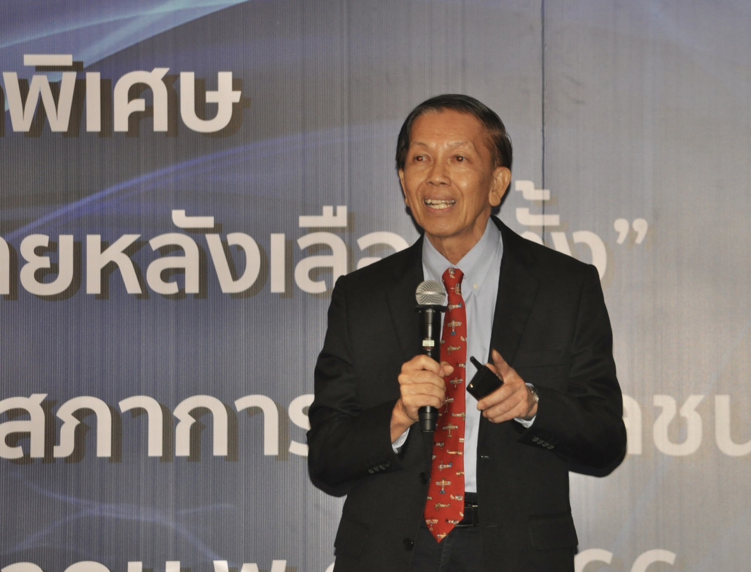 "นักวิชาการ" เปิด 10 ผลกระทบจากวิกฤติ ชี้ประชาธิปไตยไทยชำรุด รอคนซ่อม แนะเดินตามกระแสโลก เลิกคิดเป็นกลางแบบฟรุ๊งฟริ๊ง