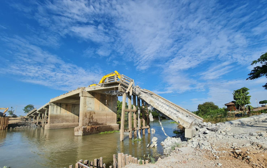ชป.  แจงชาวเสนา ซ่อมสะพานข้ามคลองมโนราห์ชำรุด คาดเสร็จเปิดใช้ เม.ย.64