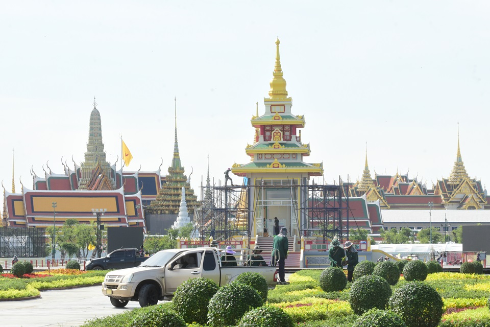 จนท.เร่งตกแต่งมณฑปรับ'พระเขี้ยวแก้ว'จากจีนประดิษฐานชั่วคราวที่สนามหลวงเฉลิมพระเกียรติในหลวงครบ 6 รอบ 