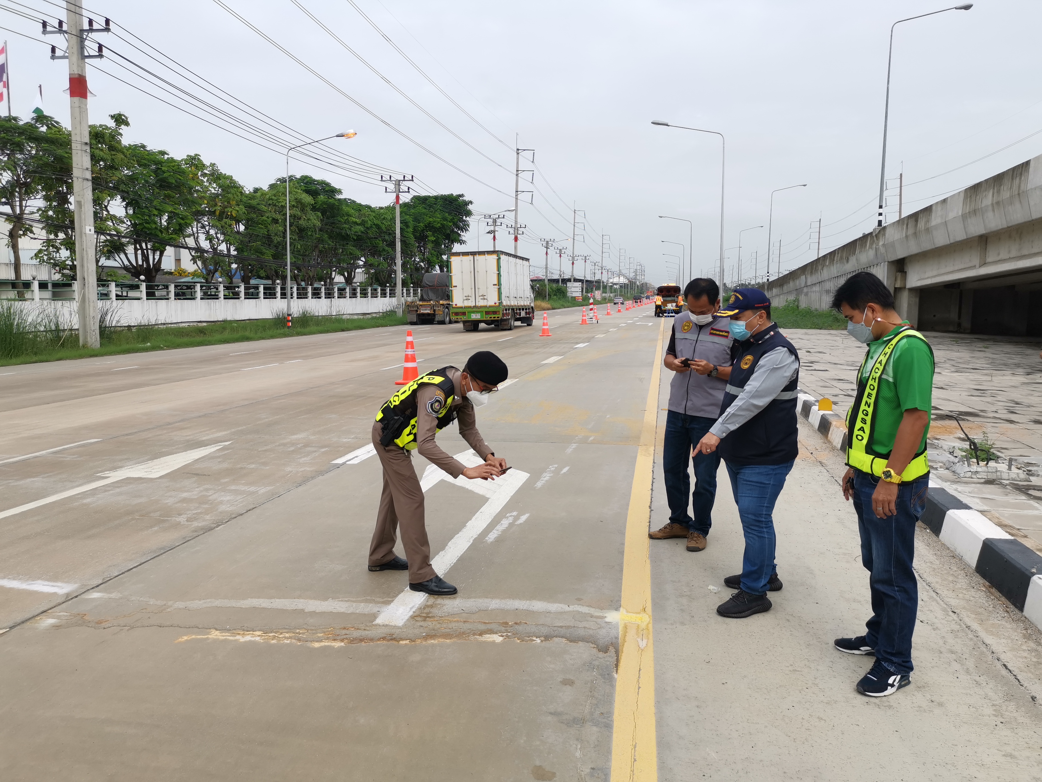 พบแล้ว!!ต้นเหตุถนนลื่นบนถนนสุวินทวงศ์ทำรถตกข้างทางวันเดียว 9 คันรวด 