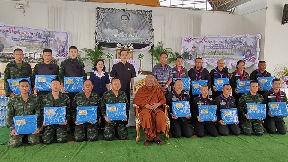 ศรีสะเกษรับลมหนาว!! "หลวงปู่บุญชวน" มอบผ้าห่ม 1,000 ผืน ส่งความห่วยใยทหาร–ปชช.ชายแดน
