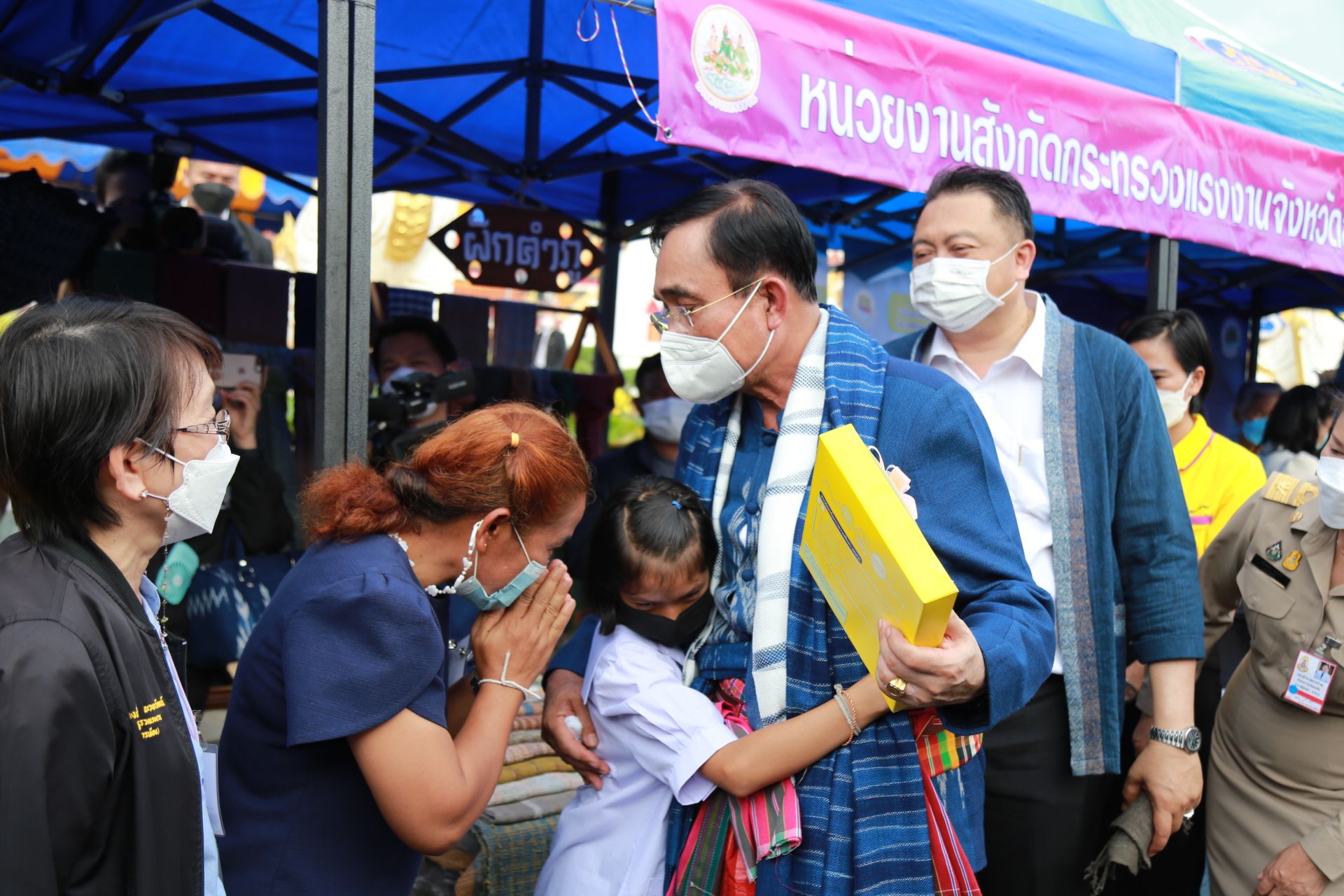 รมว.สุชาติ ร่วมคณะ นายก ลงสกลนคร เยี่ยมแรงงานนอกระบบ สร้างอาชีพ กระตุ้นเศรษฐกิจชุมชน   
