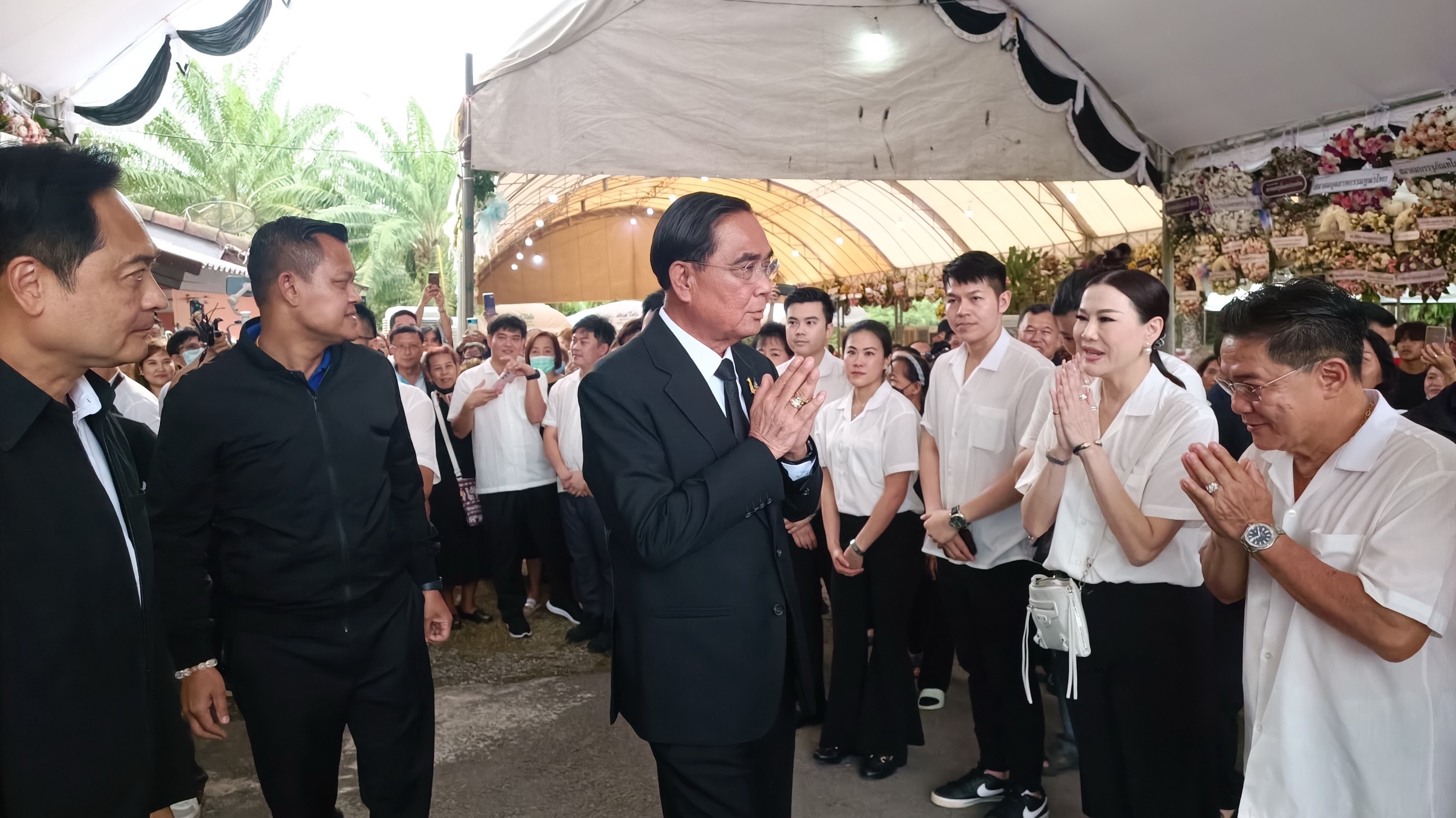 ‘ประยุทธ์’ นำทีมพรรครวมไทยสร้างชาติ เคารพศพบิดาหัวหน้าพรรคประชาธิปัตย์ ชาวบ้านเรียก ‘โกตู่’ รุมขอถ่ายรูป