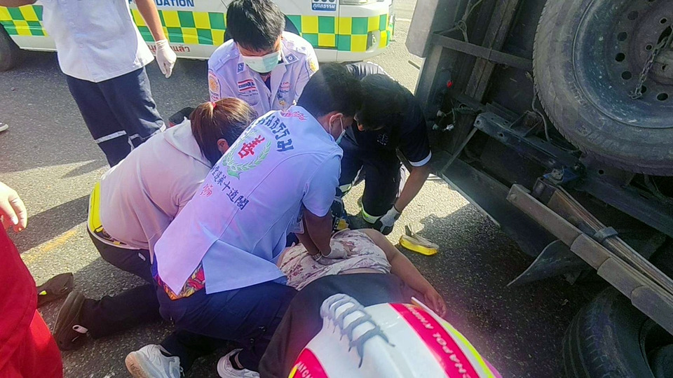 นาทีชีวิต! กู้ภัยเร่งปั๊มหัวใจหญิงวัย 38 หลังถูกรถกระบะชนทับร่าง แต่เสียชีวิตในที่สุด