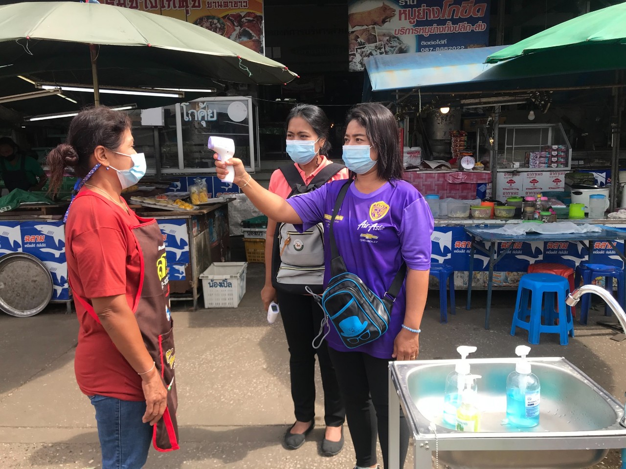อบจ.ตรัง จัดระเบียบตลาด ลดความเสี่ยงแพร่เชื้อไวรัสโควิด-19 ระบาดระลอกใหม่