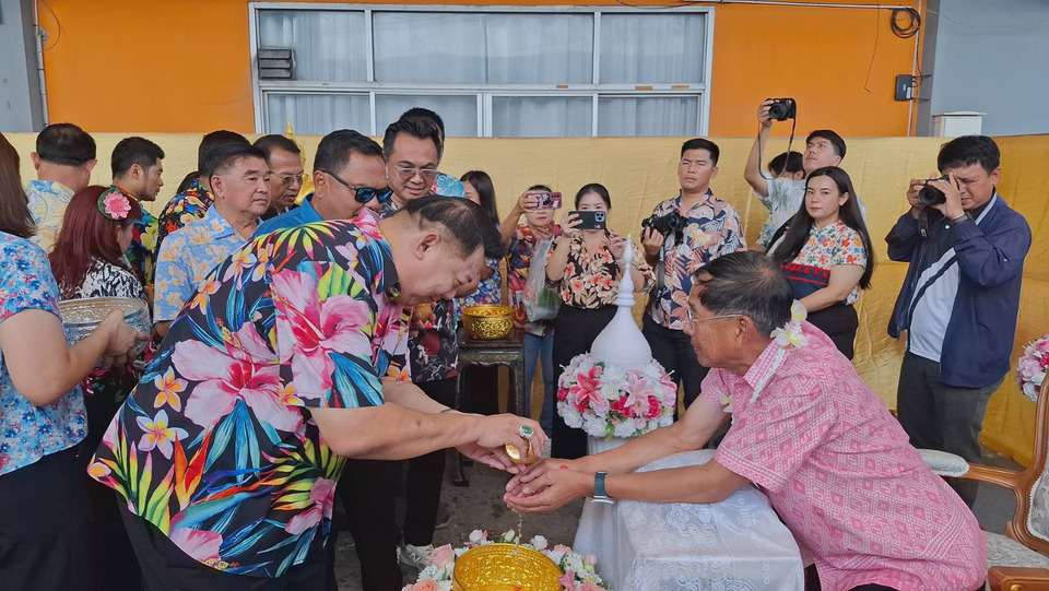 ปทุมธานีคึกคัก! รดน้ำ ‘นายกแจ๊ส’ สงกรานต์ชื่นมื่น ฝากเตือนระวังฮีทสโตรก