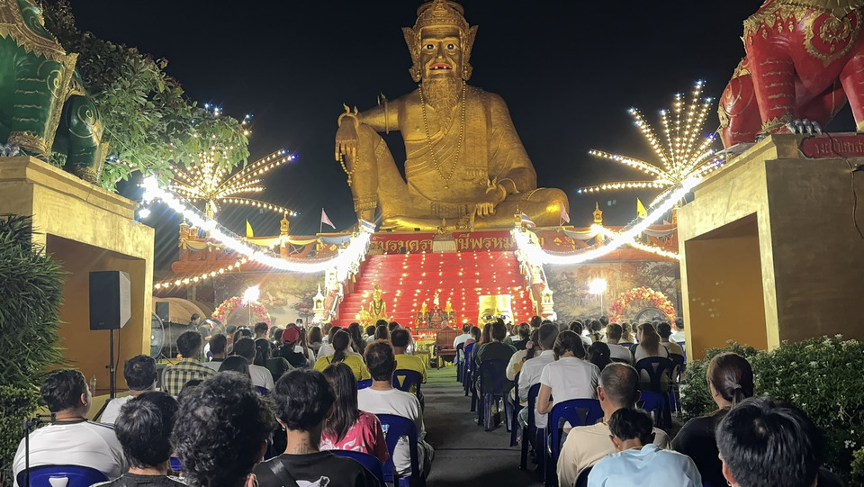 สายมูแน่นอาศรมฤาษีเณร! แห่อาบน้ำมนต์เที่ยงคืน “จันทร์ซ้อนจันทร์” เสริมดวงเปิดโชค ส่องเลขธูป