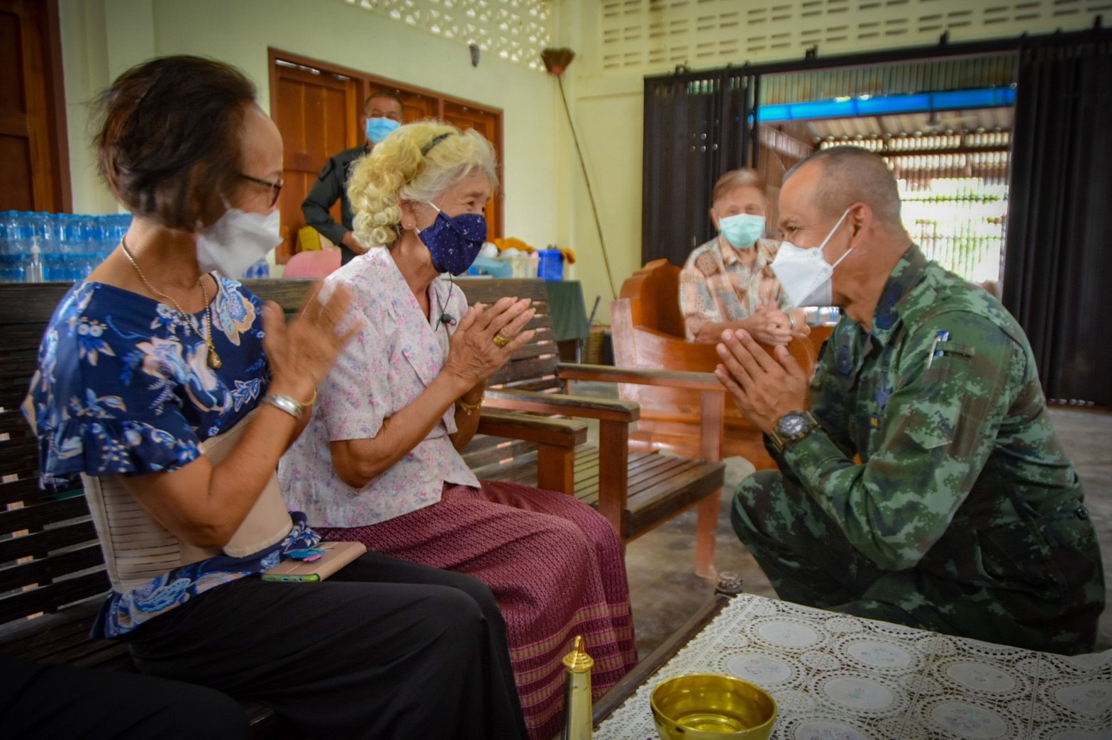 ผอ.ศปพร. ลงพื้นที่ อวยพรปีใหม่ มอบถุงยังชีพ แทนใจให้สมาชิกกลุ่มศิลปาชีพปักผ้า บ้านโต๊ะเด็ง และกลุ่มเปราะบางในพื้นที่ อำเภอสุไหงปาดี จังหวัดนราธิวาส 
