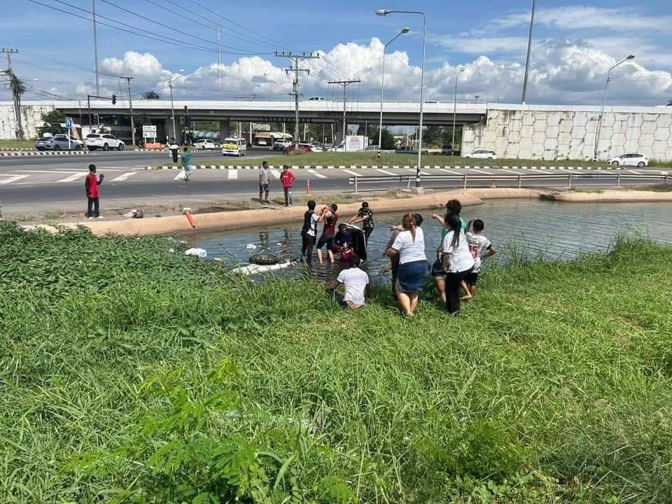 โคราชระทึก คลิปกล้องหน้ารถจับวินาทีกระบะพุ่งตกคลอง หวิดดับยกคัน