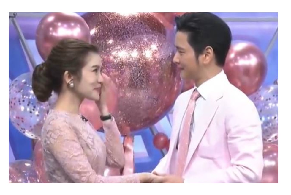 'โต๋' เซอร์ไพรส์ 'ไบร์ท' ขอแต่งงาน กลางรายการเรื่องเล่าเช้านี้ 