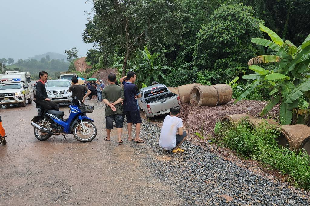 วินาทีชีวิต 'รถปิคอัพ'พุ่งเข้าชนช่างก่อสร้างถนนดับ 1 สาหัส 1 