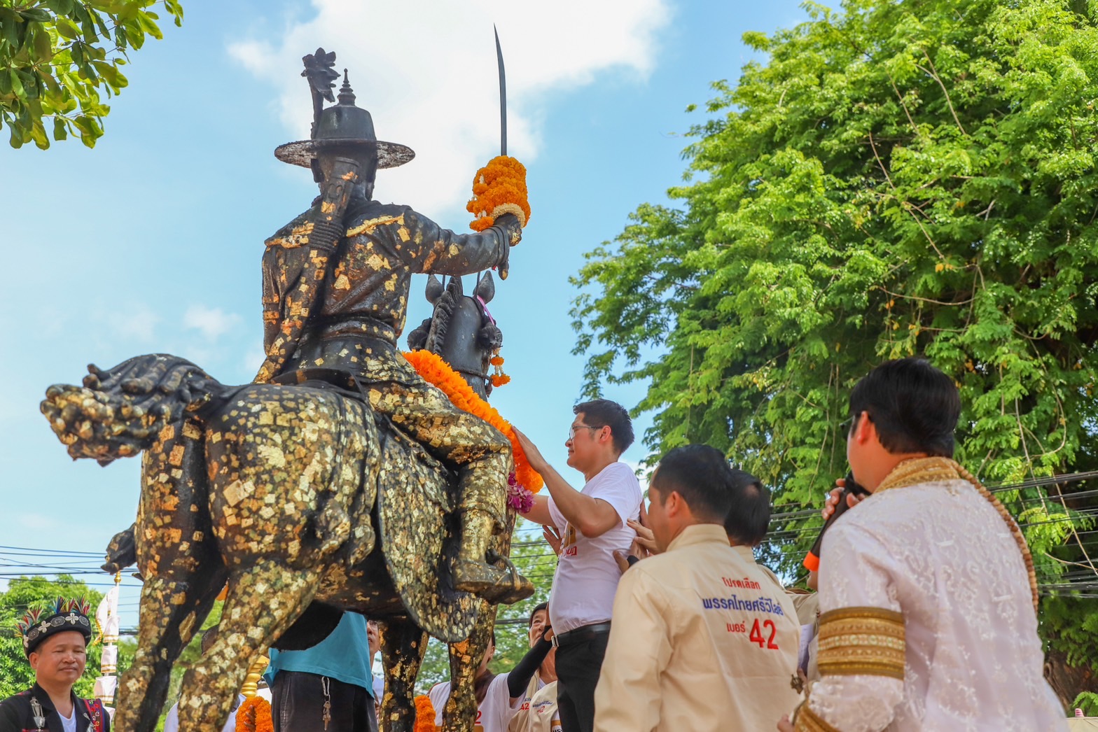 ‘ไทยศรีวิไลย์’ บวงสรวง “พระเจ้าตากฯ” สร้างขวัญกำลังใจช่วงโค้งสุดท้าย ‘พี่เต้’ เชื่อปชช.ให้โอกาสมีที่นั่งในสภามากขึ้น