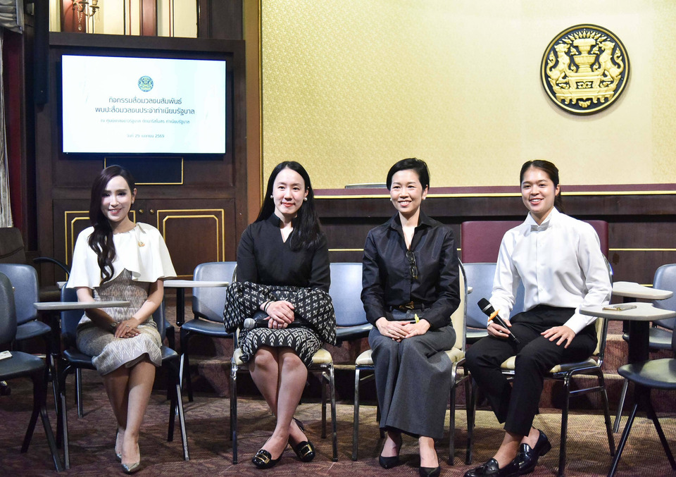 ทีมโฆษกรัฐบาล พบปะสื่อทำเนียบฯ วางการทำงาน ชู ความเป็นทีม ชี้ ผู้หญิง 4 คนไม่ทะเลาะกัน แจง “นายกฯ” ไม่จำเป็นต้องพูดทุกเรื่อง