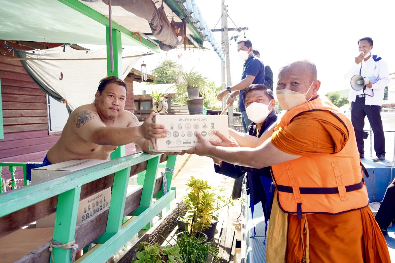 "คณะสงฆ์จังหวัดนนทบุรี"ร่วมกับ "สถาบันพระปกเกล้า" ล่องเรือมอบกล่องยังชีพ ช่วยบรรเทาทุกข์น้ำท่วมบ้าน