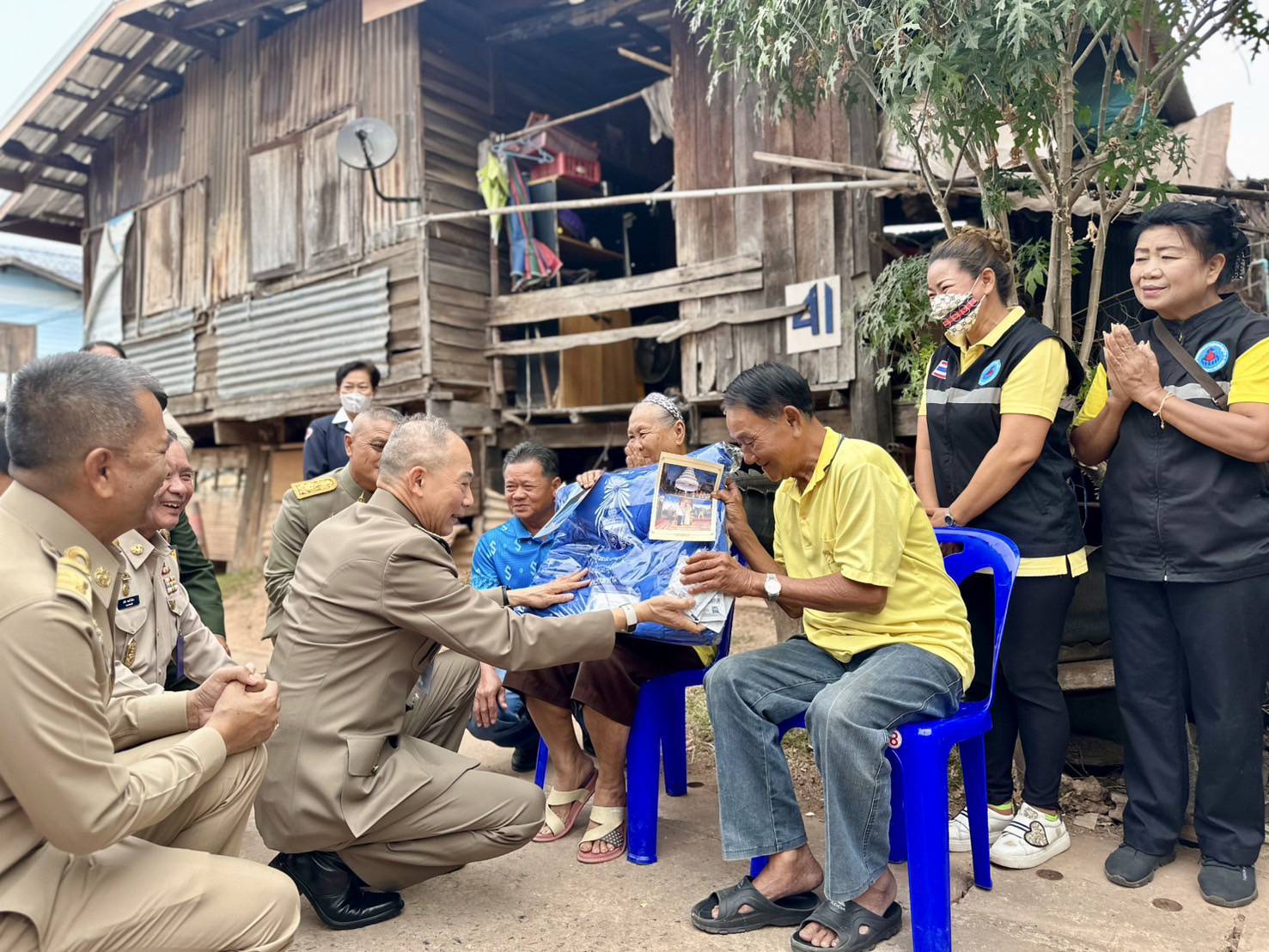 ในหลวง-พระราชินี พระราชทานผ้าห่มกันหนาวแก่ราษฎรที่ประสบภัยหนาวในพื้นที่จังหวัด ภาคตะวันออกเฉียงเหนือ