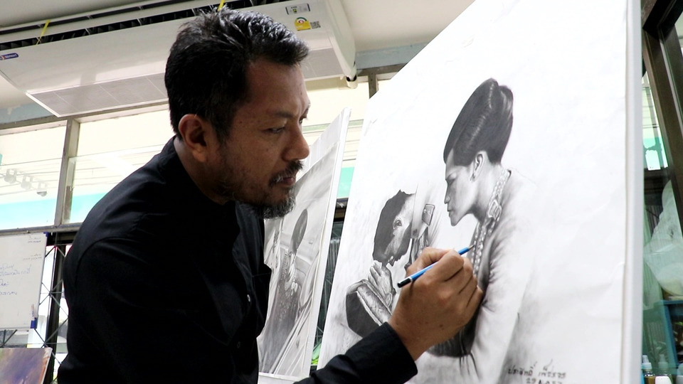 ครูศิลป์ชุมพร วาดภาพพระบรมสาทิสลักษณ์คู่ “พระพันปีหลวง-ในหลวง ร.9” จากปลายดินสอ ถ่ายทอดการครองชีวิตคู่