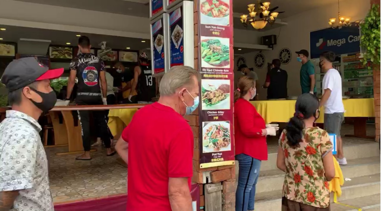 'ตร.สันติบาล'ร่วมกับ ร้านอาหารป่าตอง แจก"เคบับ" แก่ผู้ได้รับผลกระทบโควิด 19