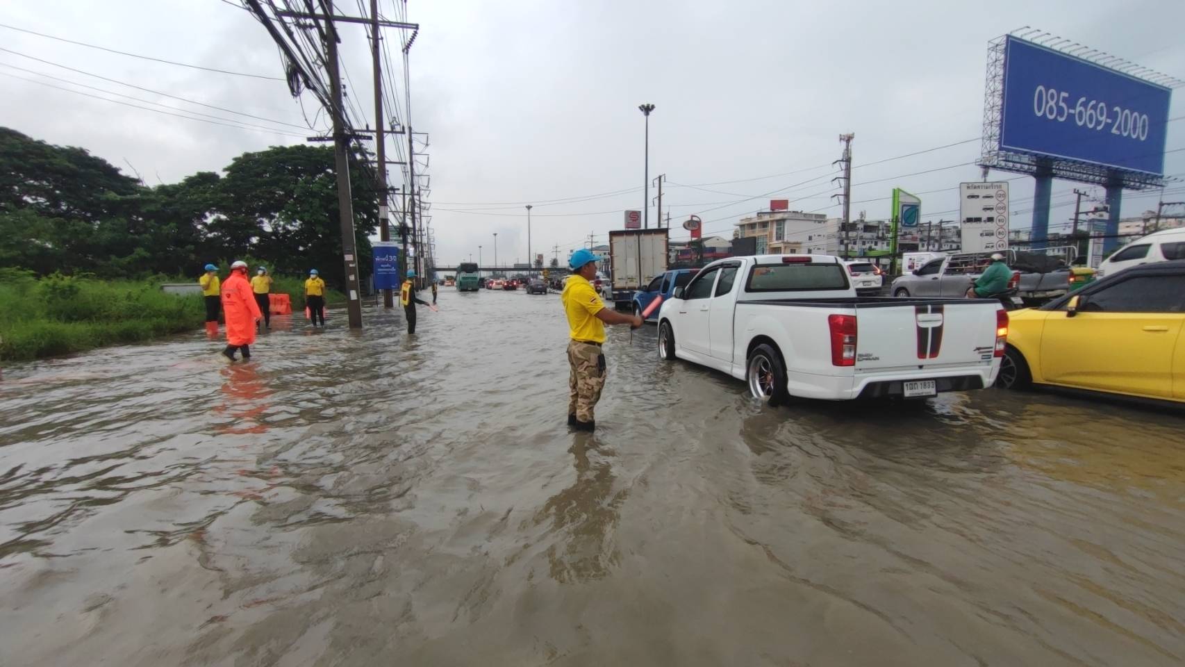'คลองหลวง'จับมือหลายหน่วยงานลุยฝน  โบกรถอำนวยการจราจรหลังน้ำท่วมถนน