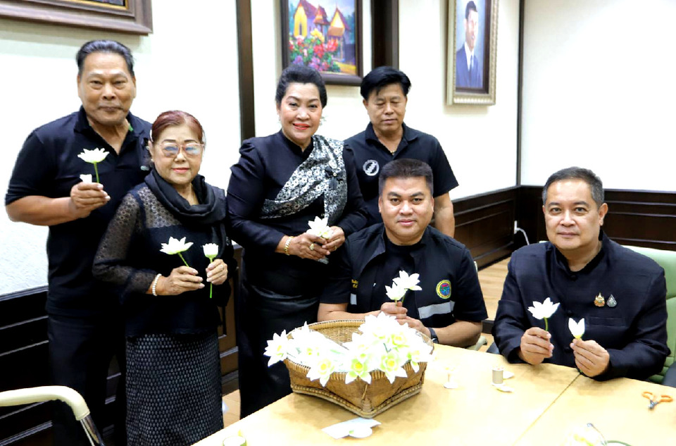ผู้ว่าฯ ปทุมธานี ชวนจิตอาสาทำริบบิ้นแสดงความอาลัย "พระพันปีหลวง"