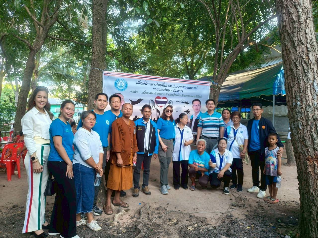 ‘ปชป.’ ลงพื้นที่จัดโรงทานเลี้ยงอาหารเย็น พร้อมเยี่ยมเยียนให้กำลังใจประชาชนที่ศูนย์อพยพฯ จ.บุรีรัมย์