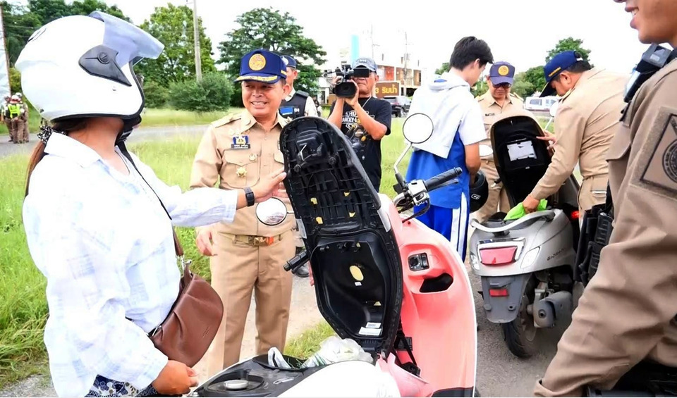 ตำรวจ-ฝ่ายปกครองบุรีรัมย์ระดมกว่า 100 นาย ตั้งด่านเข้มสกัดปืน-ยาเสพติด ป้องกันเหตุรุนแรง